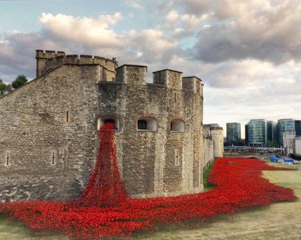 RT 888,246 poppies tumble from the Tower of London to commemorate WWI fallen - Retweet this to the world...  - embedded image