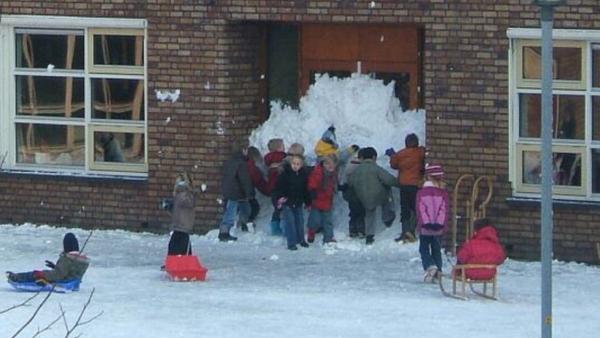 RT It's wonderful to see kids coming together to work on a common goal. #winter  - embedded image 