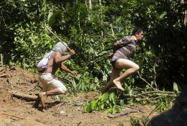 RT Ka’apor warriors hunt down and capture illegal loggers in the Amazon. http://t.co/14hAUgy6BA  - embedded image