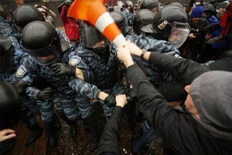 RT Protester helps police install VLC player  - embedded image 