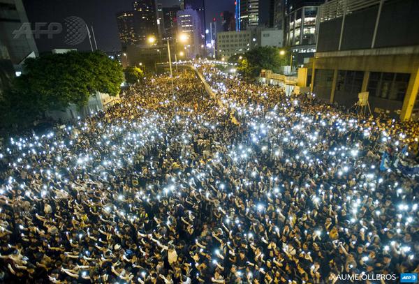 RT Demonstrators hold up cellphones in a display of solidarity during a protest in Hong Kong #Photo by Xaume Olleros  - embedded image 