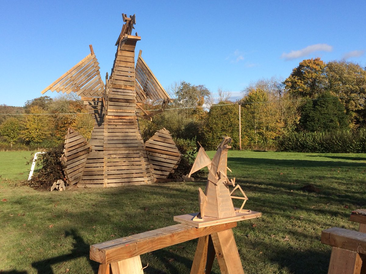 RT Helped build a Dragon for fireworks tonight Wentes Meadow Presteigne  - embedded image 2