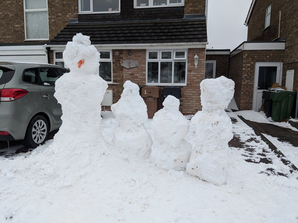 Snow family. #Bromsgrove  #brrrrr #SnowMan  - embedded image 